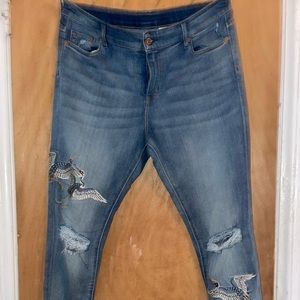H&M  skinny regular waist jeans light blue with crane details.